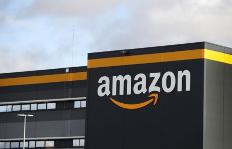 Amazon a annoncé lundi qu’il prolongeait jusqu’au 5 mai la suspension de l’activité de ses centres de distribution en France